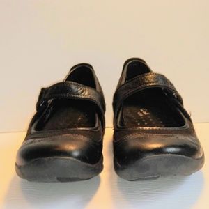 Clark's Wave Mary Janes 7 1/2 M Rubber Soles